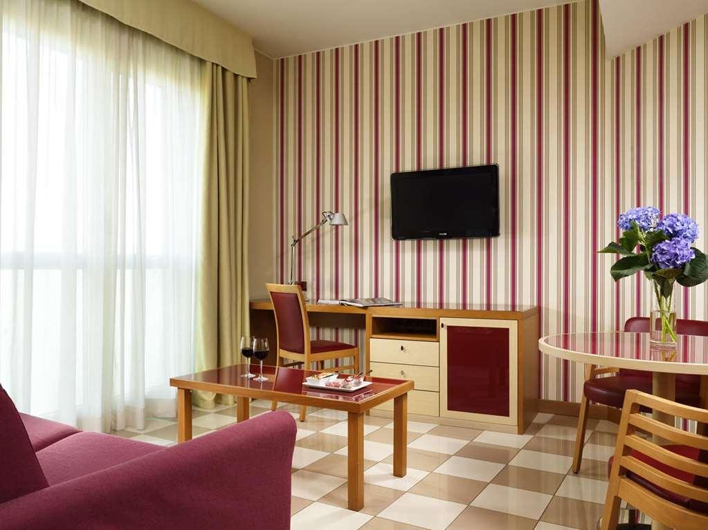 Una Hotels The One Milano Hotel & Residence San Donato Milanese Room photo