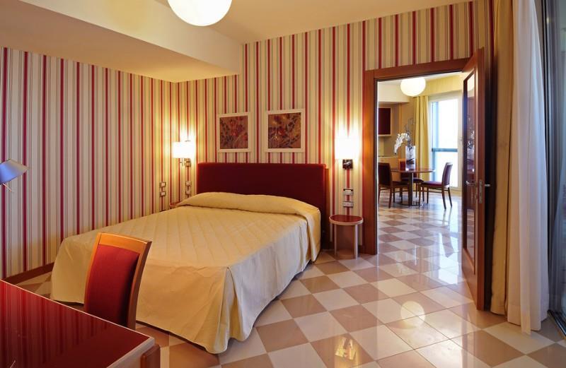 Una Hotels The One Milano Hotel & Residence San Donato Milanese Room photo